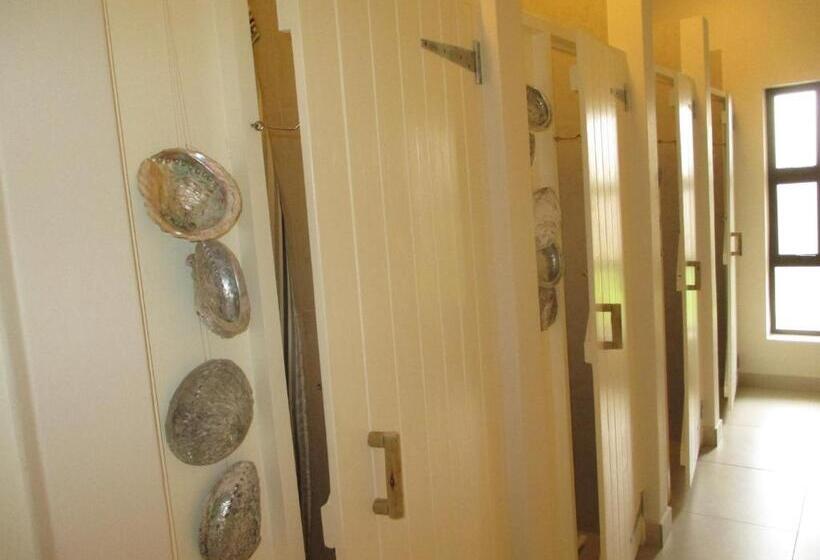 سرير فى غرفة مشتركه, @ Rosie S