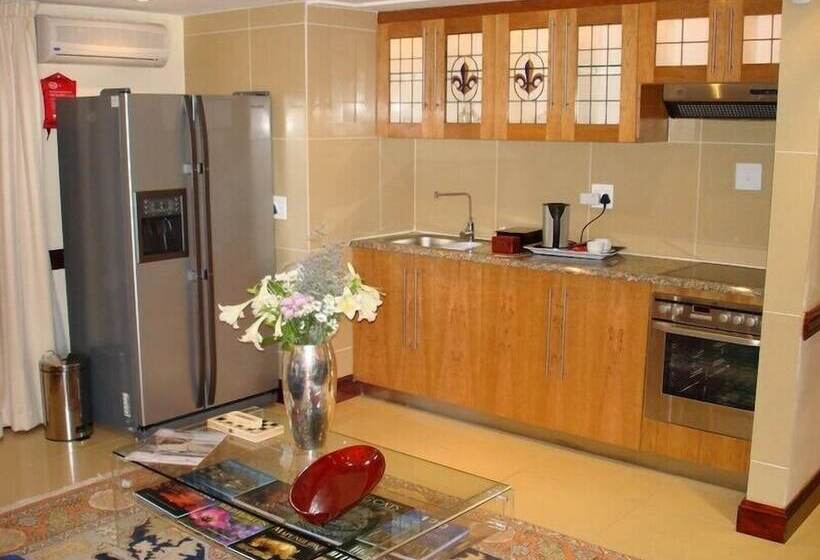 غرفة قياسية, Kosmos Manor