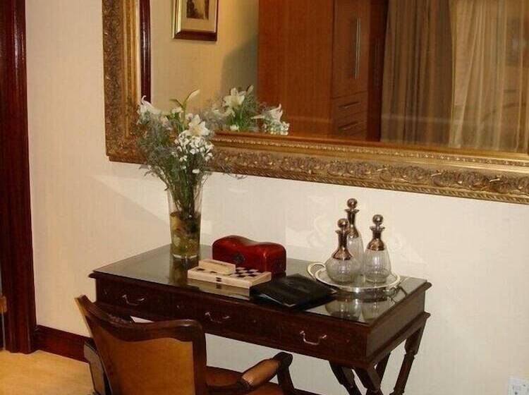 غرفة قياسية, Kosmos Manor