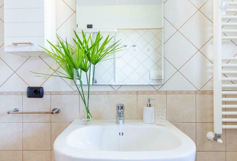 חדר סטנדרט לשלושה, Sun&sardinia