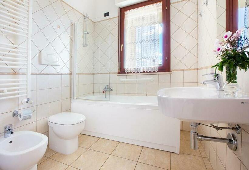 חדר סטנדרט לשלושה, Sun&sardinia