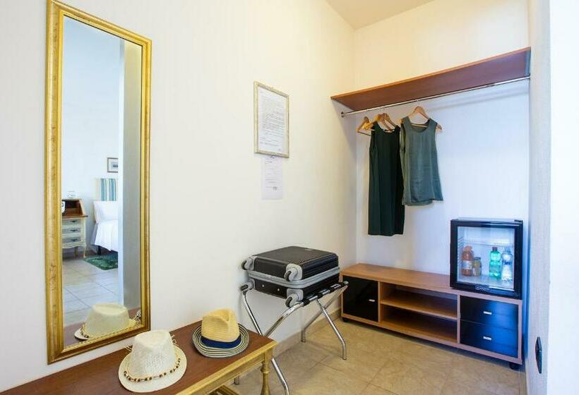 חדר סטנדרט לשלושה, Sun&sardinia