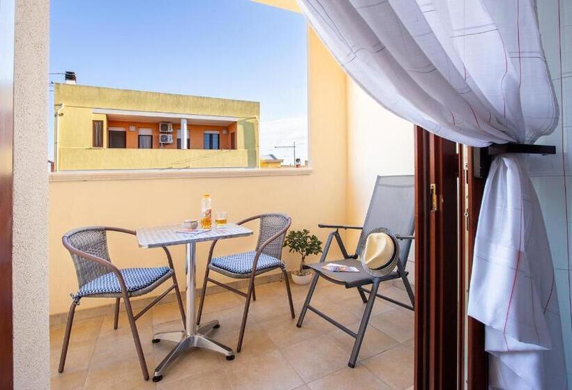 חדר סטנדרט לשלושה, Sun&sardinia