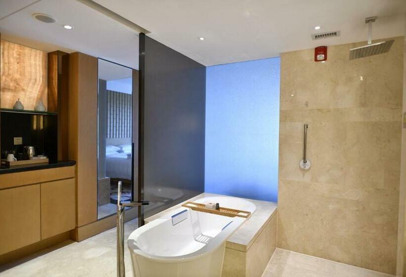 带城市景观和大床的豪华房间, Zhuhai Marriott