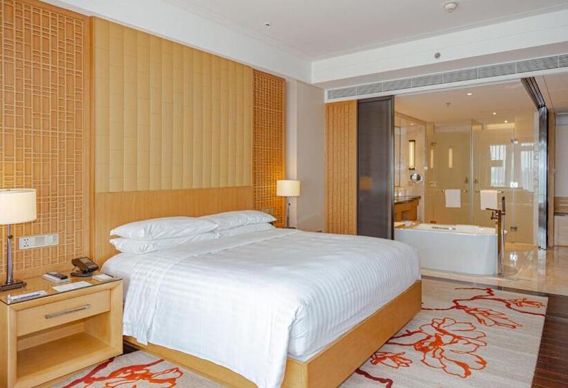 带城市景观和大床的豪华房间, Zhuhai Marriott