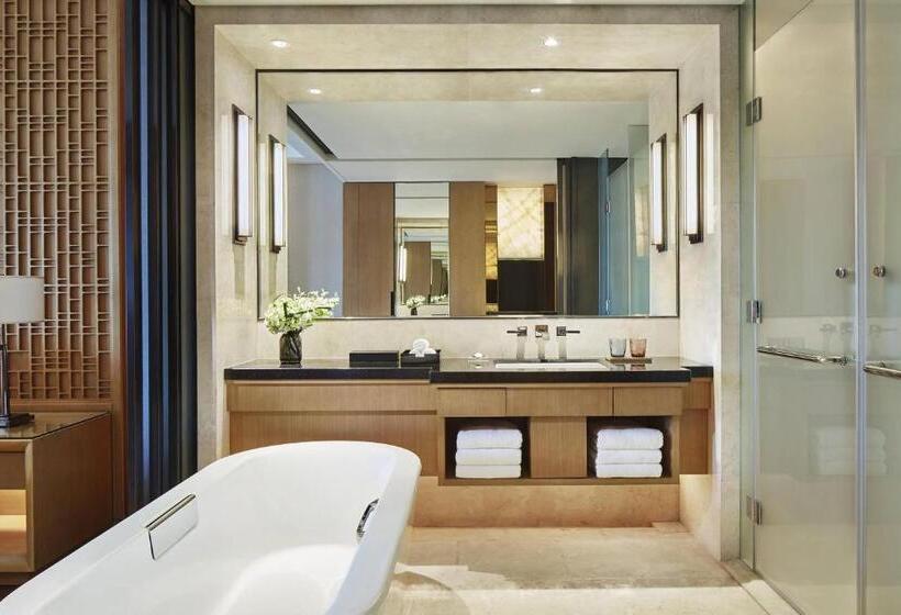带大床的行政房间, Zhuhai Marriott