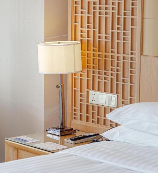 带大床的行政房间, Zhuhai Marriott