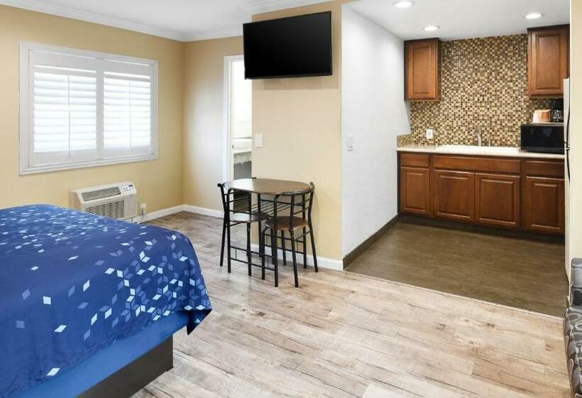 إستوديو ديلوكس, Scandia Motel