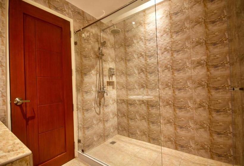 Chambre Familiale, Monallan Boracay