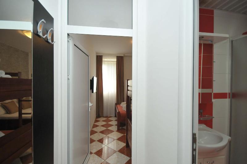 آپارتمان 1 خوابه, D&d Apartment 1