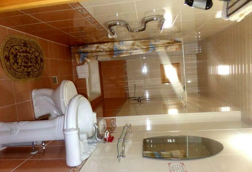 标准间, Hovli Poyon