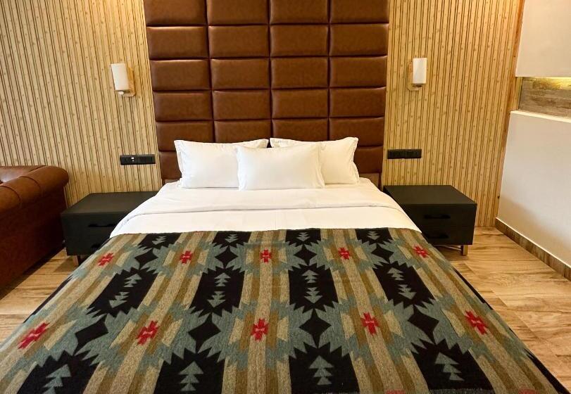 اتاق لوکس با تخت بزرگ, Lake View Resort