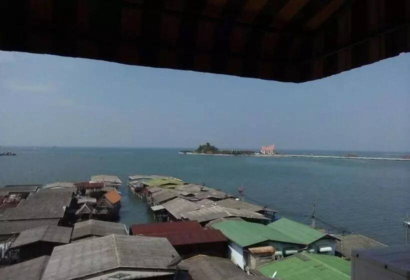 اتاق لوکس با چشم‌انداز دریا, Seaview Sriracha