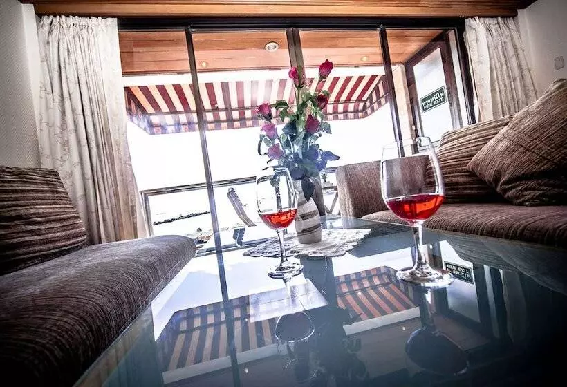 سوییت سوپریور با چشم‌انداز دریا, Seaview Sriracha