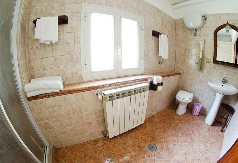 اتاق استاندارد سه نفره, Villa Maria