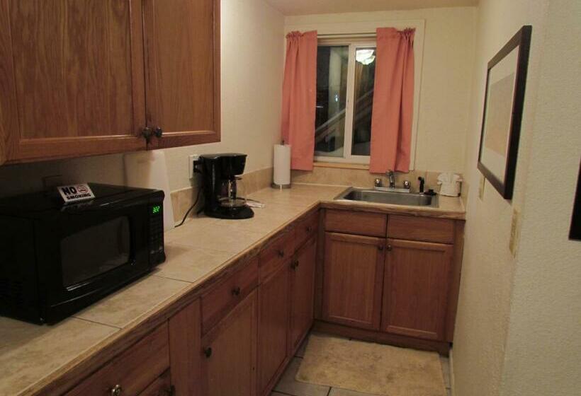 جناح, True North Motel