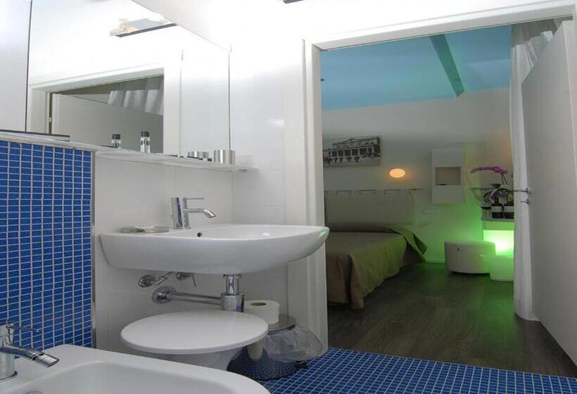 غرفة قياسية مزوَّدة بشُرفة, Casablanca