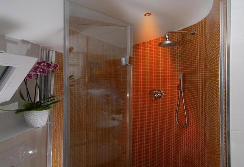 غرفة قياسية مزوَّدة بشُرفة, Casablanca