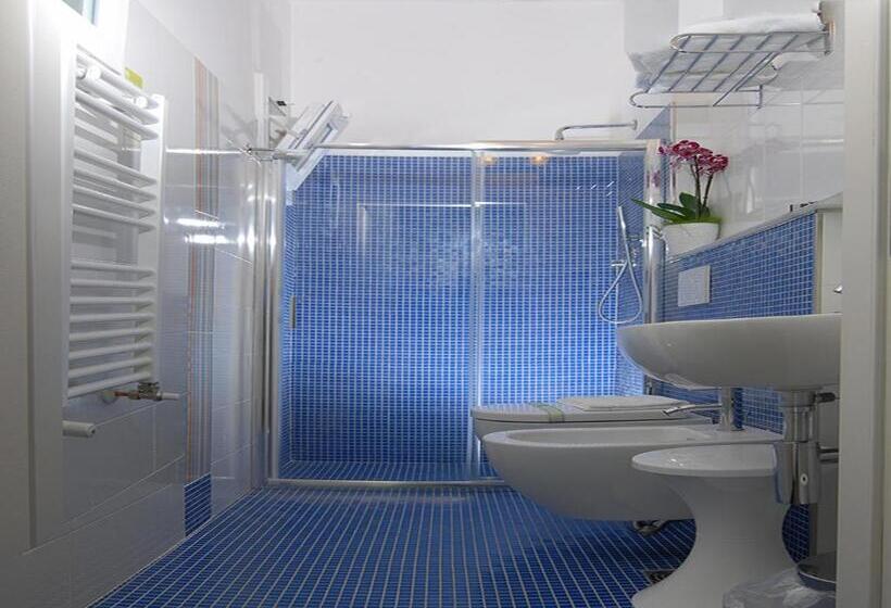 غرفة قياسية مزوَّدة بشُرفة, Casablanca