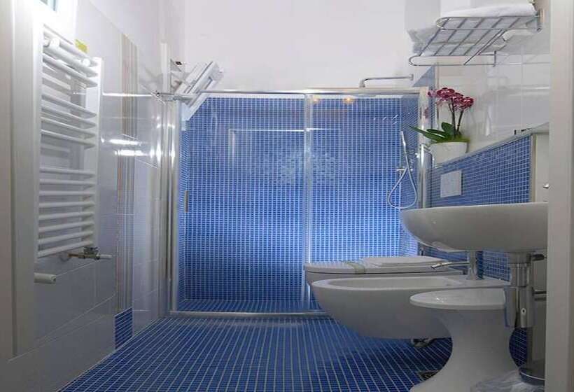 غرفة قياسية ثلاثية مزودة بشرفة, Casablanca