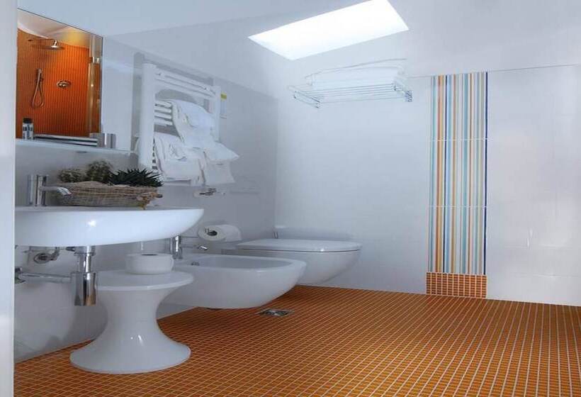 غرفة قياسية رباعية مزودة بشُرفة, Casablanca