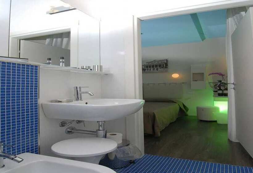 غرفة قياسية رباعية مزودة بشُرفة, Casablanca