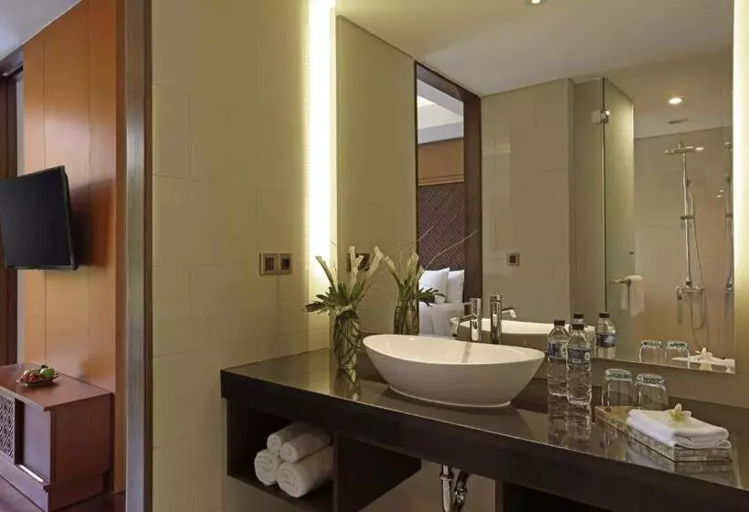 プールの見えるデラックスルーム, Golden Tulip Jineng Resort Bali