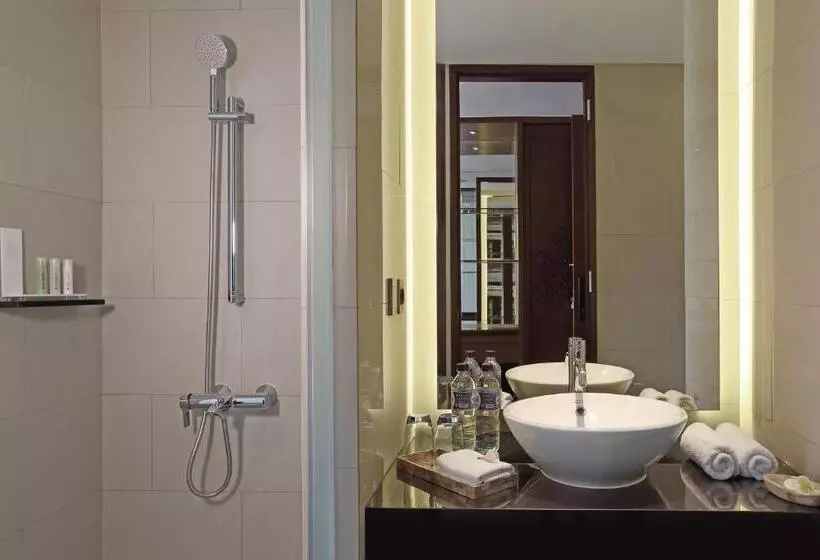 プールの見えるデラックスルーム, Golden Tulip Jineng Resort Bali