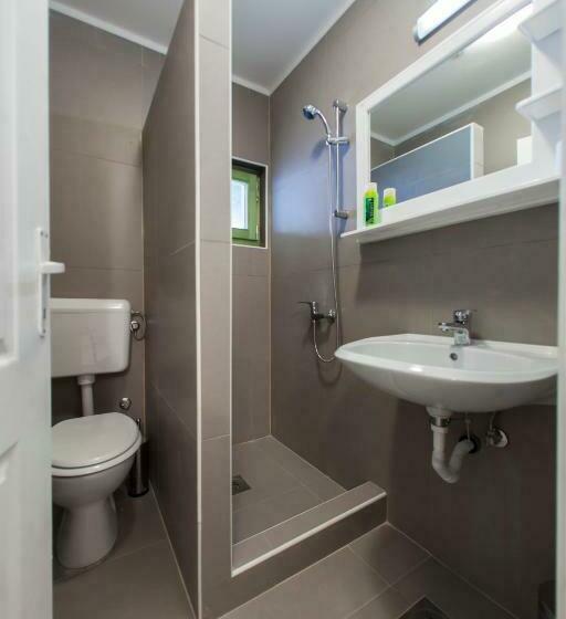 اتاق استاندارد سه نفره, Hayat Hills