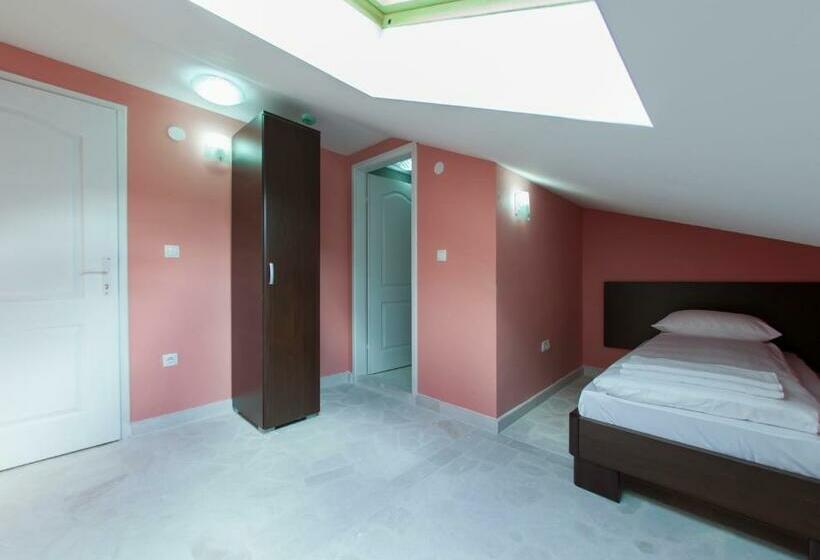 اتاق استاندارد یک نفره, Hayat Hills