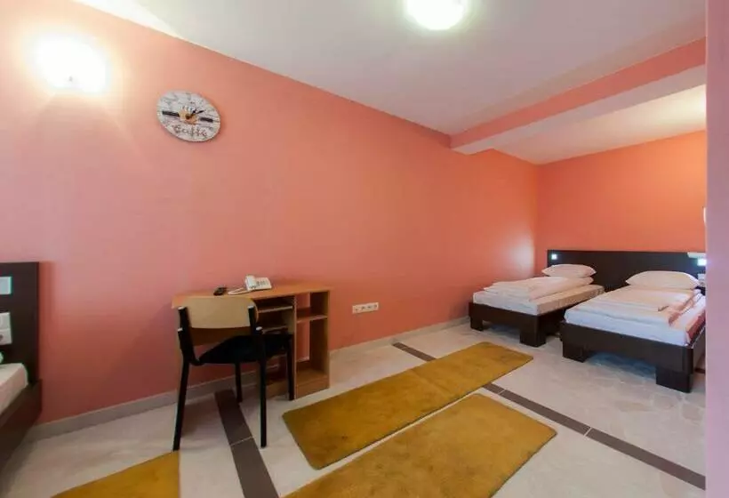 اتاق استاندارد چهار تخته, Hayat Hills