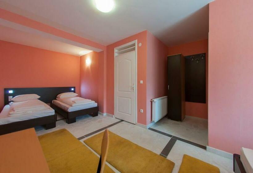 اتاق استاندارد چهار تخته, Hayat Hills