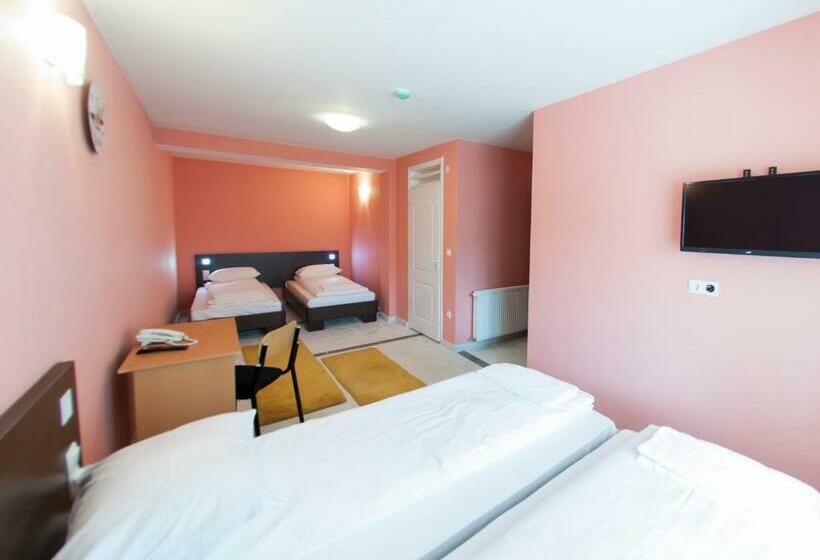 اتاق استاندارد چهار تخته, Hayat Hills