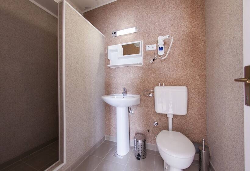 اتاق استاندارد یک نفره, Hayat Hills