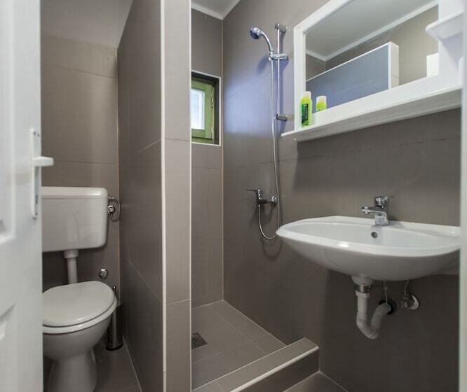 اتاق استاندارد, Hayat Hills