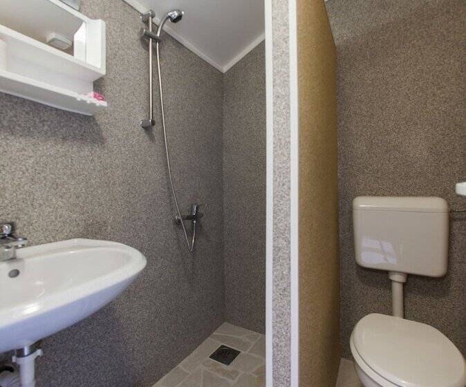 اتاق استاندارد سه نفره, Hayat Hills