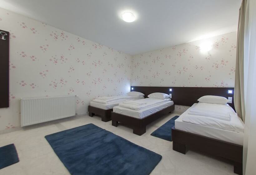 اتاق استاندارد سه نفره, Hayat Hills