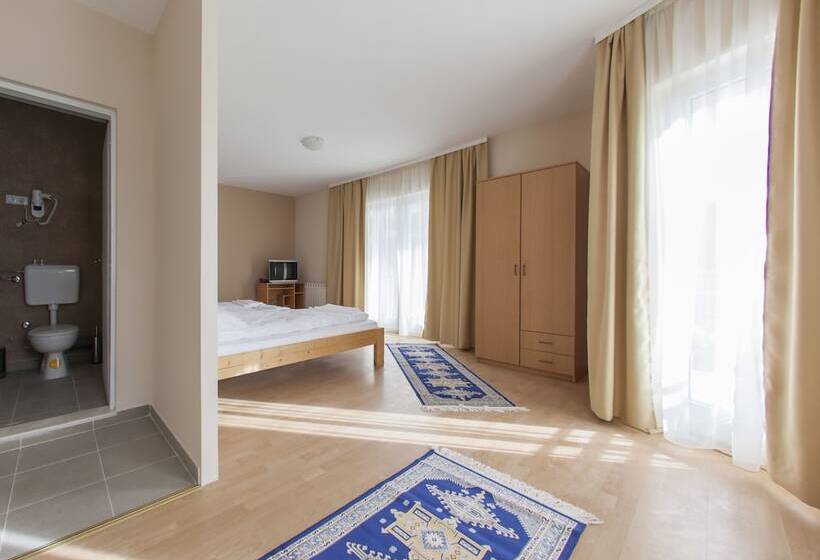 اتاق استاندارد سه نفره, Hayat Hills