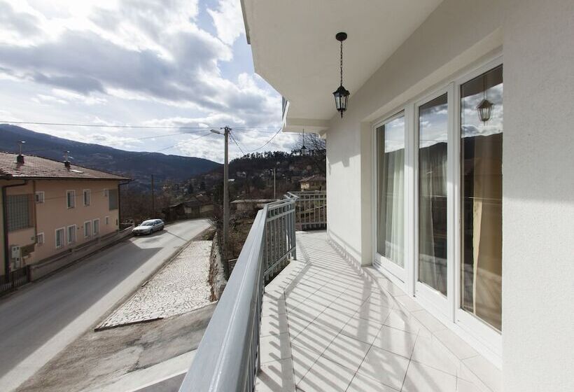 سوییت, Hayat Hills