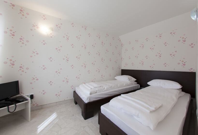 سوییت, Hayat Hills