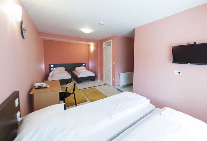 اتاق استاندارد چهار تخته, Hayat Hills