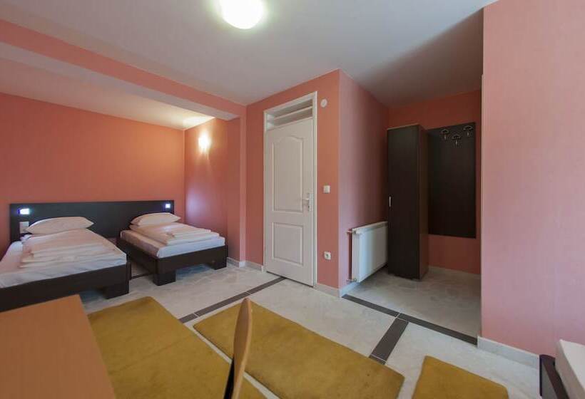 اتاق استاندارد چهار تخته, Hayat Hills