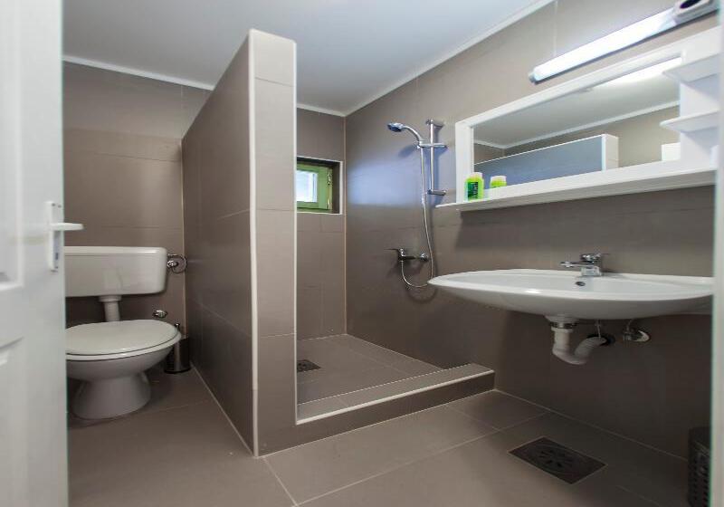 اتاق استاندارد سه نفره, Hayat Hills