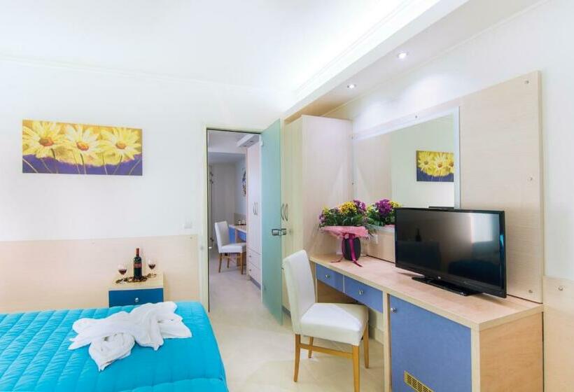 غرفة عائلية, Kouros Palace