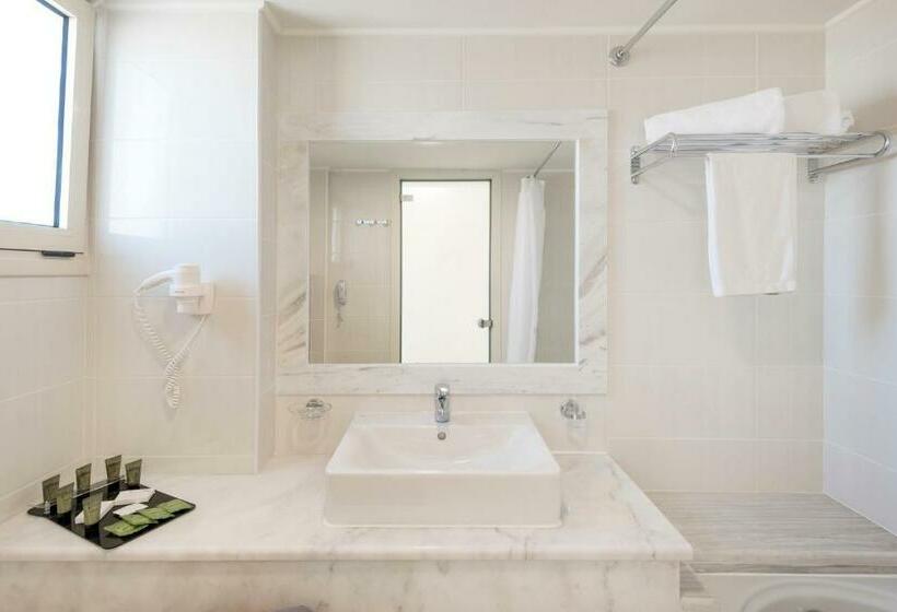 اتاق لوکس با چشم‌انداز دریا, Kouros Palace