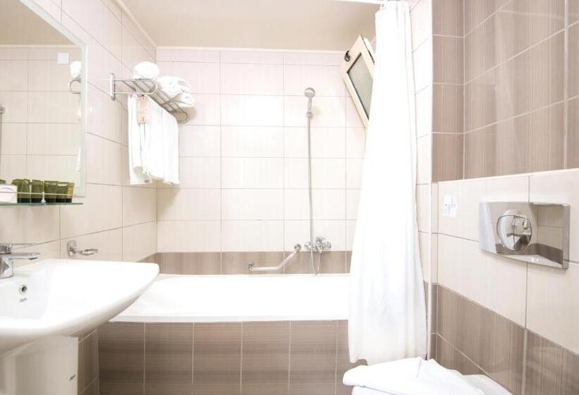 غرفة عائلية, Kouros Palace