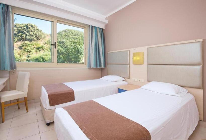 غرفة عائلية, Kouros Palace