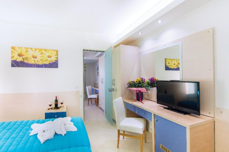 غرفة عائلية, Kouros Palace