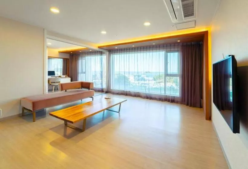 اتاق لوکس با چشم‌انداز دریا, Pampas Resort