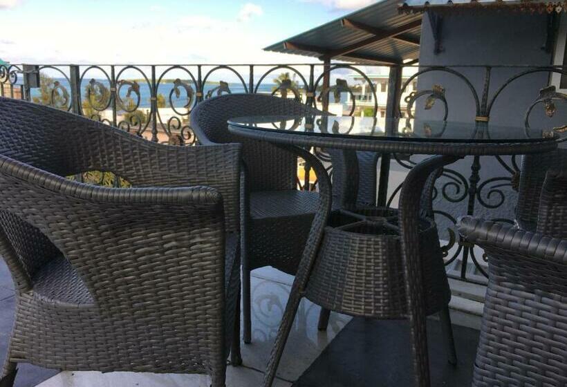 اتاق خانوادگی با چشم‌انداز دریا, Les Aigrettes